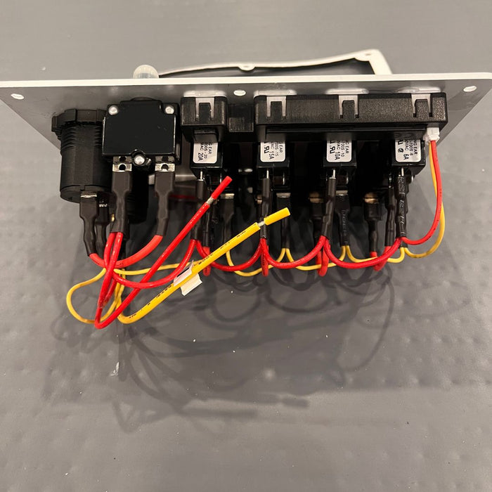 Panneau de commutation en aluminium avec Cig. Prises d’éclairage et de chargeur USB (blanc)